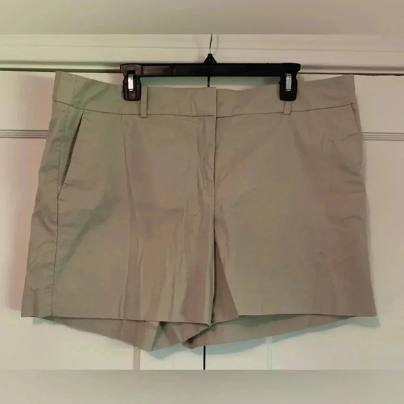 Ann Taylor Khaki 5” Shorts - Picture 1 of 4